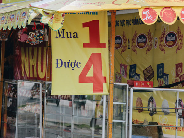 Bánh Trung thu lề đường ở Sài Gòn: Mua 1 tặng 3 nhưng giá bằng 4 cái