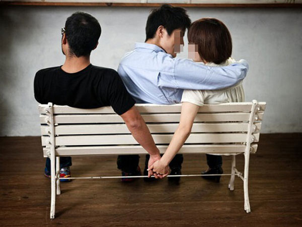 Nhớ người yêu nên xin nghỉ công tác sớm, nam thanh niên chết sững khi phát hiện bạn gái đã cắm cho mình 'chiếc sừng' dài cả mét