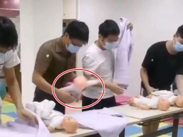 Cùng vợ đi học cách tắm con, anh chồng khiến những ai có mặt đều hốt hoảng với vị trí đặt "em bé" lúc thực hiện thử thách