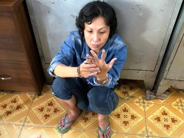 Bắt người mẹ 'xui' con ăn trộm tiền của bà cụ bán bán tạp hóa vỉa hè