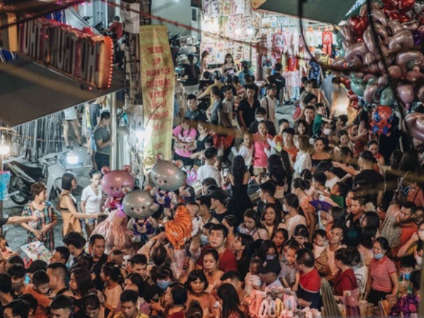 Một ngày trước Trung thu, dân tình Hà Nội đổ ra đường đông nghịt: chen chân về nhà đã khó, muốn vui vẻ dạo bước càng bất khả thi