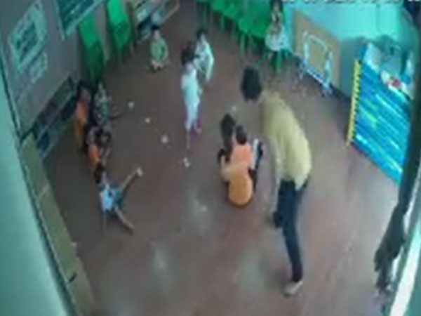 Phẫn nộ clip người đàn ông túm tóc đe dọa, thẳng tay tát vào mặt bé gái ngay trong lớp mầm non vì tranh giành đồ chơi với con mình