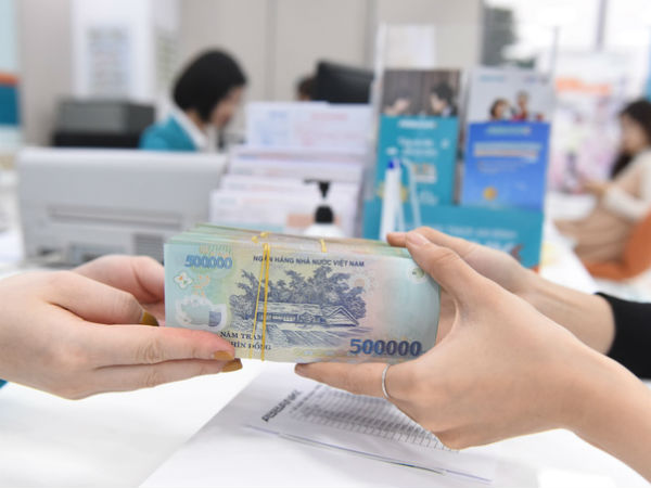 Lãi suất liên tục giảm, người dân vẫn thích gửi tiền vào ngân hàng