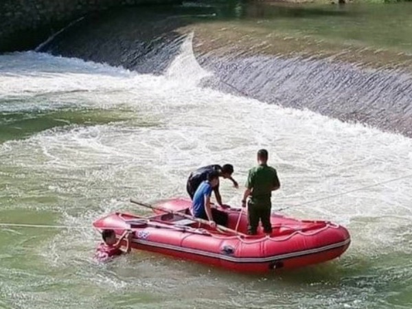 Hàng trăm người tìm kiếm nam thanh niên mất tích khi tắm ở đập tràn Huy Thượng