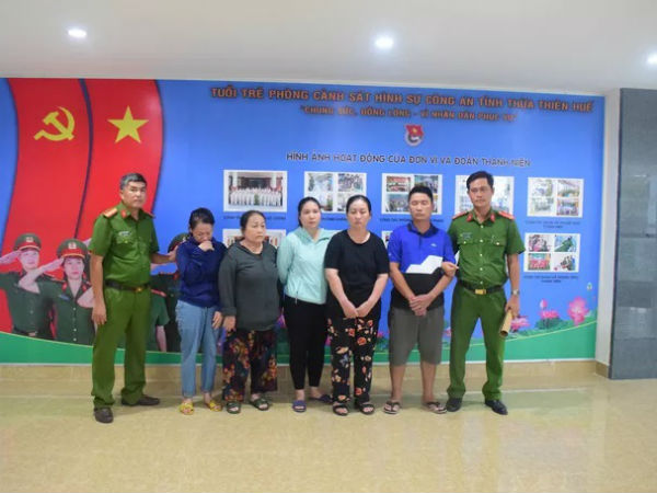Cả gia đình 5 người lái ôtô từ Nghệ An vào Huế để hành nghề... móc túi