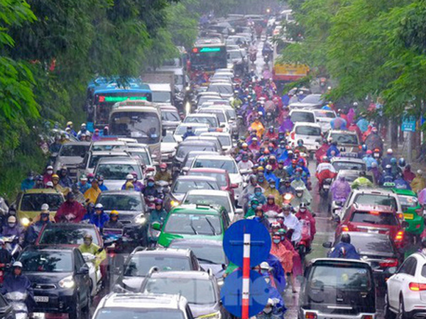 Vật vã vượt 'biển người' tới công sở dưới cơn mưa Hà thành