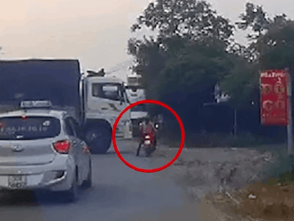 CLIP: Cố vượt xe tải đang quay đầu, người phụ nữ gặp biến sợ 'toát mồ hôi hột'
