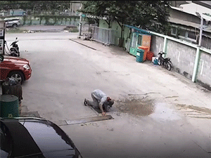 Video: Mải tát nước, nam nhân viên thoát khỏi gầm Range Rover trong gang tấc