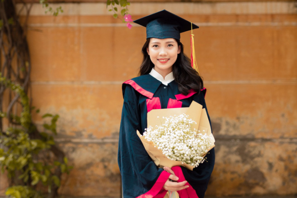 Gái xinh học giỏi Thủ khoa đầu ra: Sở hữu ý chí học tập phi thường, từng sụt 7kg vì làm việc quá sức