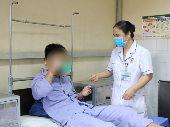 Đứng lên phát biểu bị bạn cùng lớp đặt bút bi dưới ghế, nam sinh nhập viện vì chấn thương tầng sinh môn