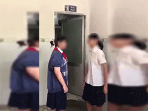 Nữ sinh lớp 8 túm tóc, tát tới tấp bạn học trước cửa nhà vệ sinh