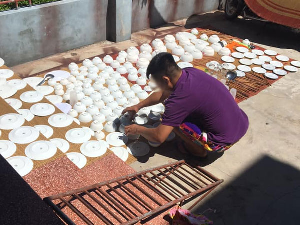 Rửa bát xong lại trải chiếu xếp hết ra sân, ai cũng nghĩ anh chồng 'khùng' nhưng sự thật khiến chị em đều ao ước lấy được người giống vậy