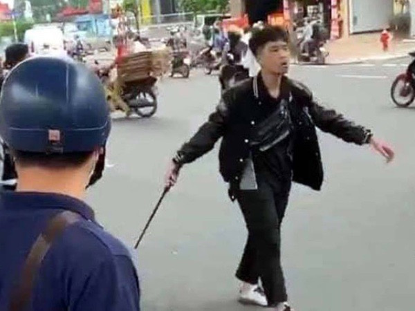 Thanh niên dùng gậy sắt đập xe máy trên đường Trường Chinh bị khởi tố, bắt tạm giam