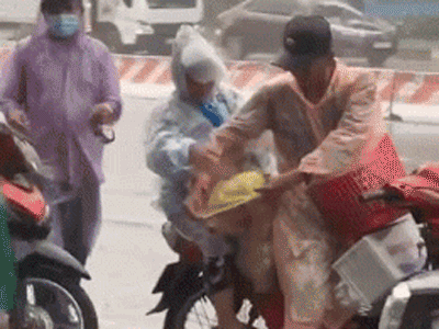 Mưa gió bão bùng, chú chó được chủ sắm cho chiếc áo mưa, hành động sau đó nhanh chóng 'hút' nửa triệu người quan tâm