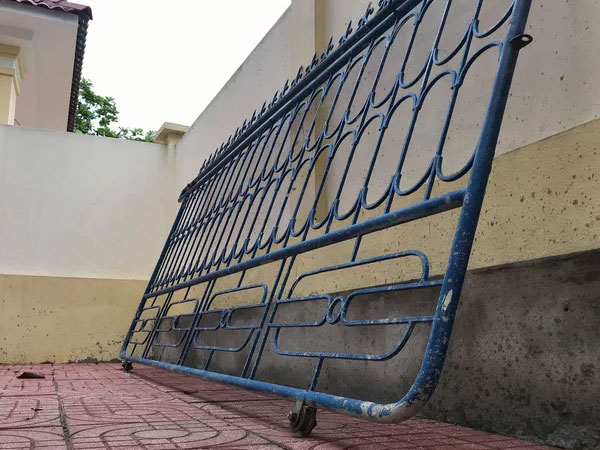 Sập cổng trường đè trúng học sinh lớp 3
