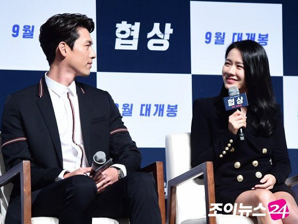 Khoảnh khắc Hyun Bin nhìn Son Ye Jin đúng 20 giây không hề chớp mắt được cộng đồng mạng chia sẻ ầm ầm