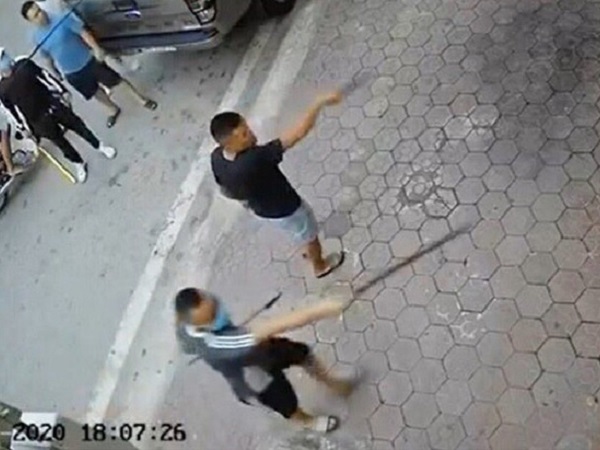 Nhóm thanh niên cầm dao kiếm đến nhà bà cụ chửi bới, đe doạ 3 người bị khởi tố