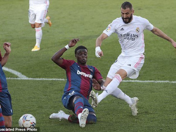 Benzema 'thông nòng', Real Madrid chiếm ngôi đầu bảng