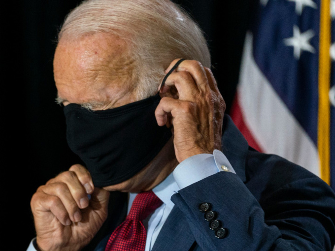 Người của Trump cáo buộc Biden 'dùng khẩu trang cho có'
