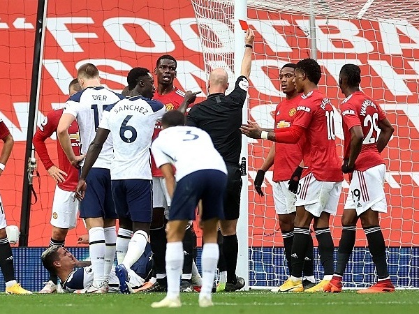 CĐV Man Utd: 'Trọng tài như trò đùa'