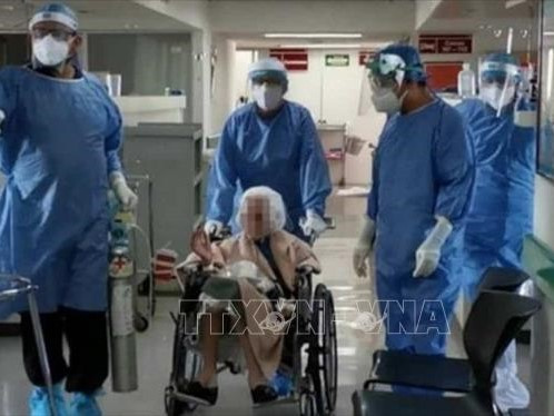 Cụ bà 103 tuổi có bệnh phổi mãn tính chiến thắng Covid-19