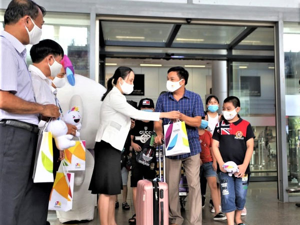 Đoàn du khách đầu tiên đến Đà Nẵng sau dịch Covid-19