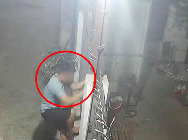 Nhậu về muộn bị 'nhốt' ngoài cổng, người đàn ông khiến bạn bè 'rơi nước mắt' vì hành động bất ngờ, hội anh em có vợ cũng giật mình theo