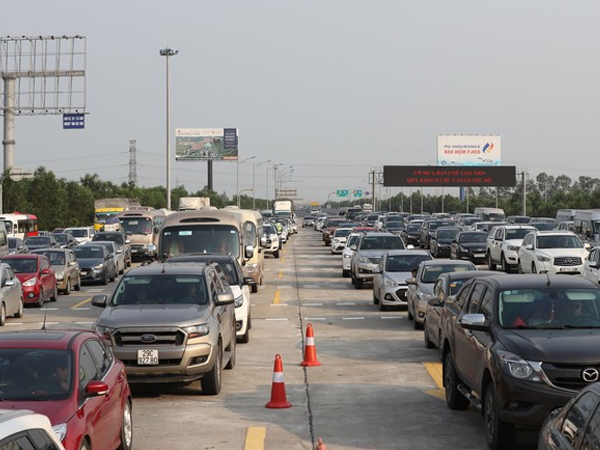 Đề xuất thu phí tại cao tốc đầu tư công: Liệu phí có chồng phí?
