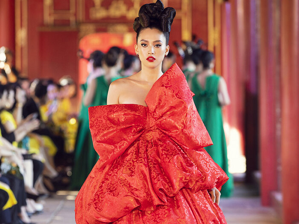 Hoa hậu Tiểu Vy gợi cảm, Võ Hoàng Yến thần thái ngút ngàn trong show thời trang giữa Đại Nội Huế