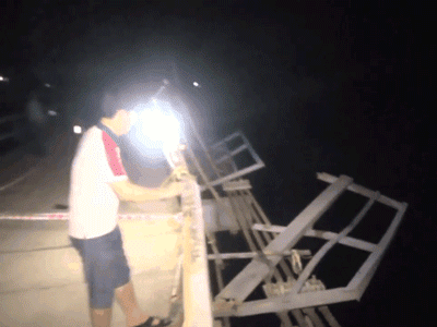 Vụ xe 7 chỗ đâm xe máy rồi lao xuống sông: Cầu rất yếu, có cảnh báo xe qua từng chiếc một