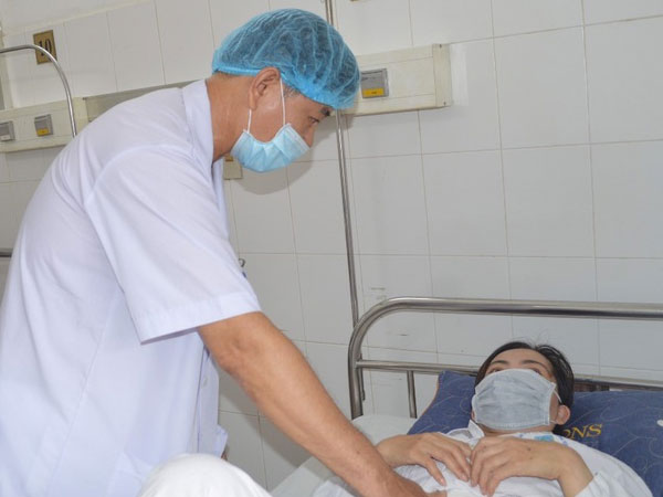 Đi bộ qua đường, người phụ nữ bị xe máy đâm vỡ đôi thận