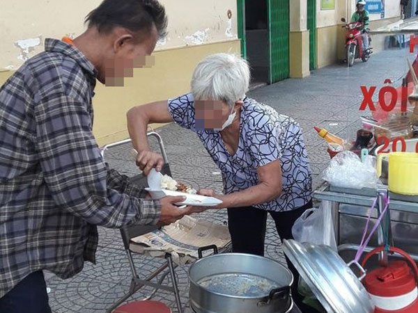 Mới mở hàng ra đã có kẻ tâm thần đến 'hãm', cụ già mở miệng mắng xơi xơi nhưng tay lại làm một hành động khiến người xem rơi nước mắt