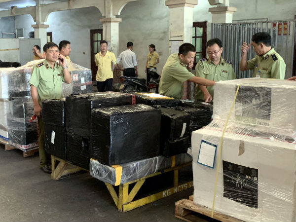 Buôn lậu tinh vi từ đường hàng không sang đường bưu chính