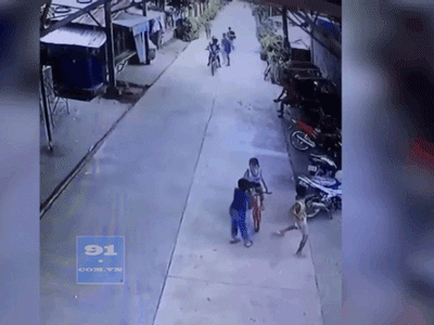 CLIP: Con nhỏ bị đẩy khi đang đi xe đạp, ông bố bất ngờ đấm thẳng đầu cậu bạn 'dằn mặt'