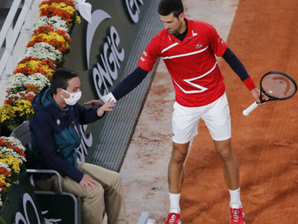 Djokovic đánh bóng trúng mặt trọng tài