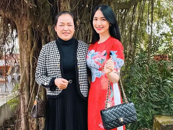 Chị gái Hòa Minzy tiết lộ mẹ của nữ ca sĩ từng buồn đến phát khóc trên bàn đẻ khi biết cô là con gái