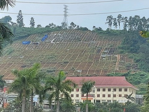 Hòa Bình tháo dỡ chữ, dừng thi công khẩu hiệu gần 11 tỉ đồng