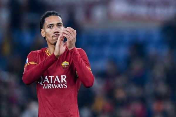 MU bị chỉ trích khi bán Smalling nhưng không mua trung vệ mới