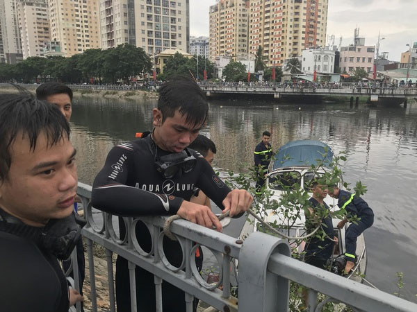 Tìm thấy thi thể người đàn ông nhảy cầu Nguyễn Văn Cừ