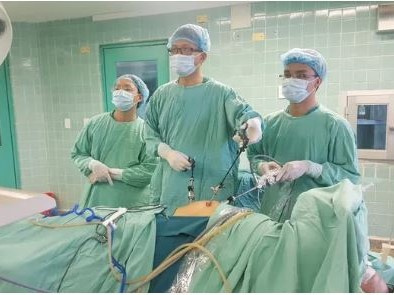 Nhịn tiểu nhiều giờ trên xe khách, 1 phụ nữ nhập viện vì vỡ bàng quang