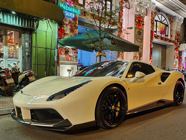 Bắt gặp 'Bạch mã' Ferrari 488 Spider với gói độ Novitec Rosso cực hiếm trên phố Sài Gòn
