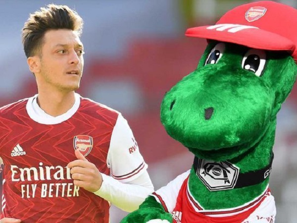 Mesut Oezil sẵn sàng lấy tiền túi trả lương cho linh vật Gunnersaurus vừa bị Arsenal sa thải