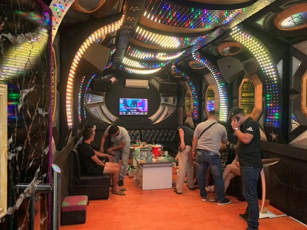 Khởi tố chủ quán karaoke 'bảo kê' để khách và nhân viên sử dụng ma túy