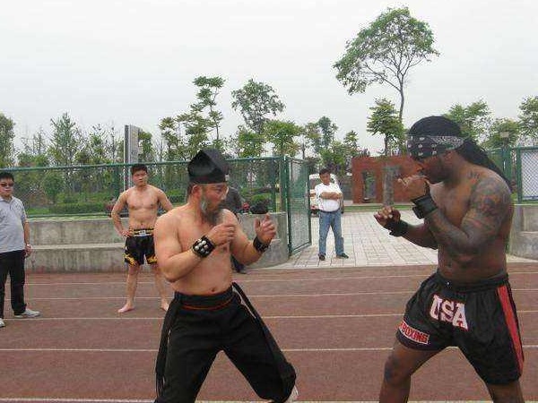 Chưởng môn phái Thanh Thành thảm bại trước HLV của Mayweather sau 1 phút?