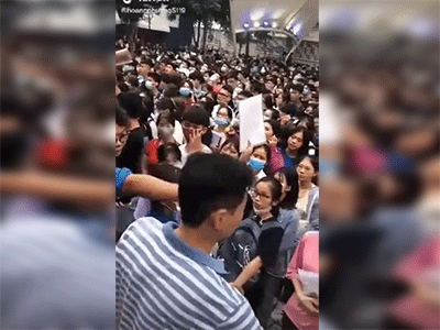 Kinh hoàng cảnh thí sinh và cha mẹ chen chúc, tranh nhau đăng ký học do trường 'lật kèo' tuyển sinh