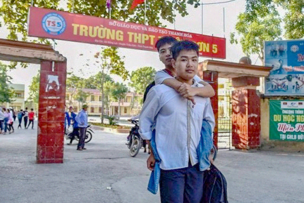 Thư gửi con trai: Từ 0,25 điểm thiếu của nam sinh 10 năm cõng bạn tới trường, cuộc đời này đừng mong cầu sự ưu tiên và lòng tốt được đáp đền!