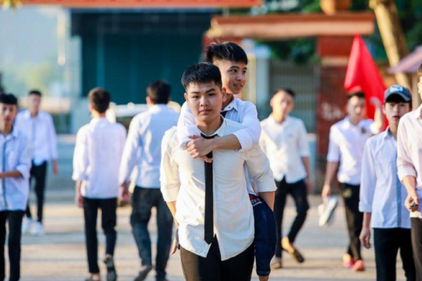 Nam sinh 10 năm cõng bạn đến trường: 'Đây là dịp để cả hai có thể tự lập'