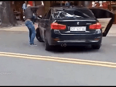Nguyên nhân vụ nam thanh niên cầm gậy đập liên tiếp vào ô tô BMW trên phố Sài Gòn