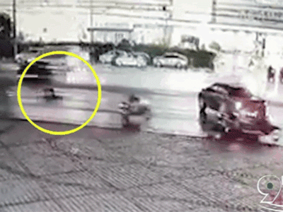 Video: Phóng xe máy 'bạt mạng', thanh niên tông mạnh vào xe bán tải rồi bật ra ngoài, tử vong thương tâm