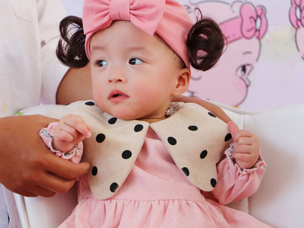 Hơn 2,3 tỷ đồng ủng hộ cặp song sinh, bé Trúc Nhi rất khó để có hậu môn thật